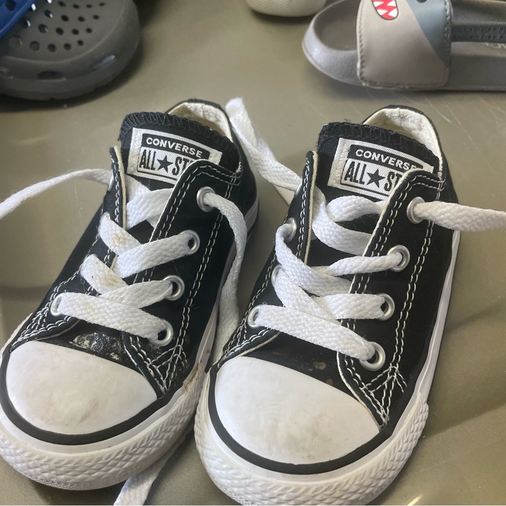 Converse baby/toddler size 6. Great condition. Black/white